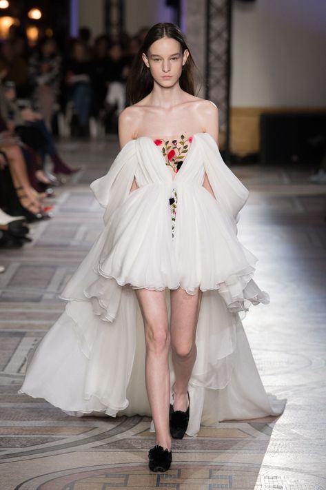 Giambattista Valli brings romantic drama to couture week - HarpersBAZAARUK Giambattista Valli Couture, Prom Dresses Off The Shoulder, Giambattista Valli Haute Couture, Sweep Train Prom Dress, Mode Chanel, Couture Wedding Gowns, Couture Mode, فستان سهرة, Couture Week