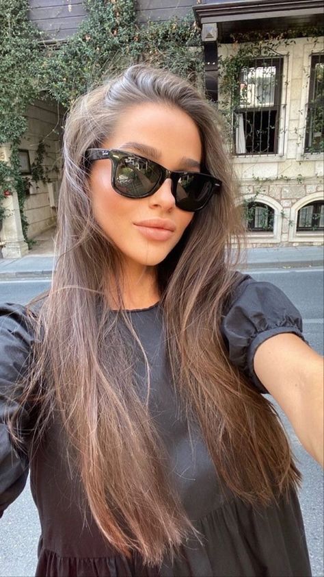 Ray Ban Wayfarer Women, Ray Ban Sunglasses Women, Hype Clothing, Hairstyles For Layered Hair, Sunglasses Women Fashion, Fashion Jackson, Stylish Glasses, Looks Street Style, Photo Styling