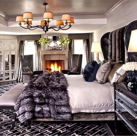 Kris Jenner Bedroom, Kris Jenner House, California Mansion, Celebrity Bedrooms, Dramatic Bedroom, Jenner House, Interior Design Minimalist, Glam Bedroom, Luxury Bedroom Design