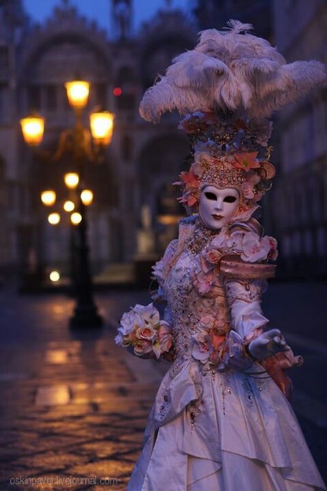 Venetian masquerade Venetian Costumes, Venice Carnivale, Venice Carnival Costumes, Costume Carnaval, Venice Mask, Venetian Carnival Masks, Masked Ball, Boris Vallejo, Carnival Of Venice