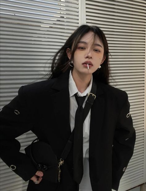 Suit Asethic, Tomboy Photoshoot, Buisnesscore Outfit, Pakaian Hipster, Tomboy Fits, Woman In Suit, Tomboy Style Outfits, Futuristic Fashion, Character Inspo