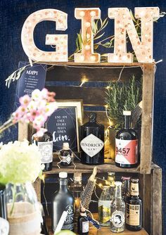 (Werbung da Affiliate LinksHeute habe ich richtig tolle DIY Inspirationen für euchEine Gin Bar zum Selbermachen Diy Gin Bar, Gin Tonic Recetas, Corner Deco, How To Make Gin, Marriage Reception, Home Coffee Stations, Gin Bar, Gin Fizz, Drink Station