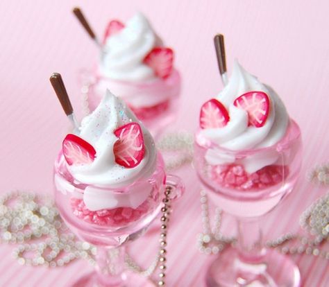 . Dessert Original, I Believe In Pink, Pink Foods, Milk Shakes, Pink Lady, Kawaii Food, Cute Desserts, Tickled Pink, Everything Pink