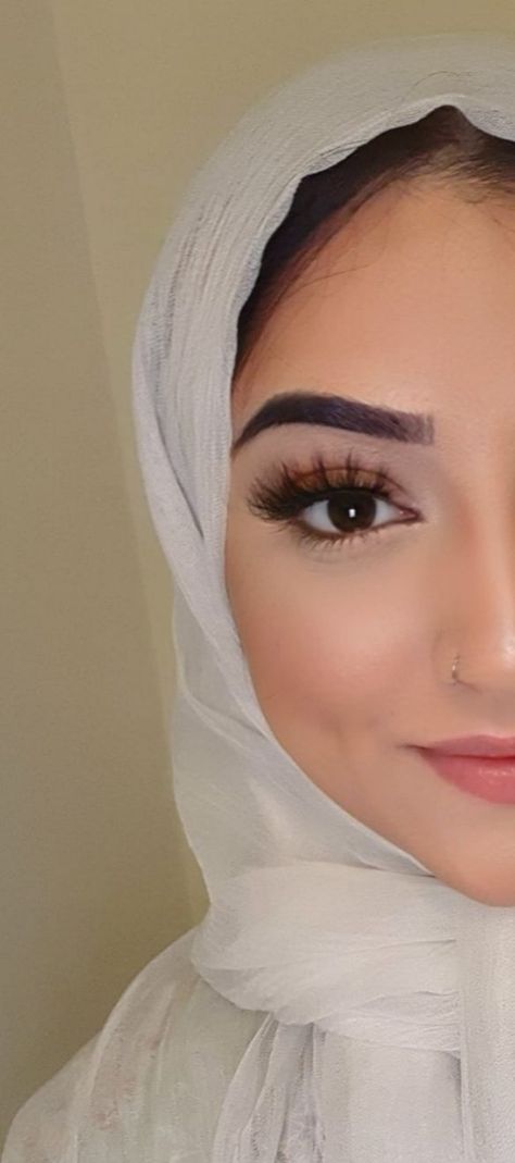 Eid Makeup Look Simple, Mecca Makeup Looks, Traditional White Hijab For Eid, Abaya Makeup Look, Make Up Bold Hijab, Makeup Arabian Look Hijab, Eid Makeup Look, Islam Love, Hijab Islam