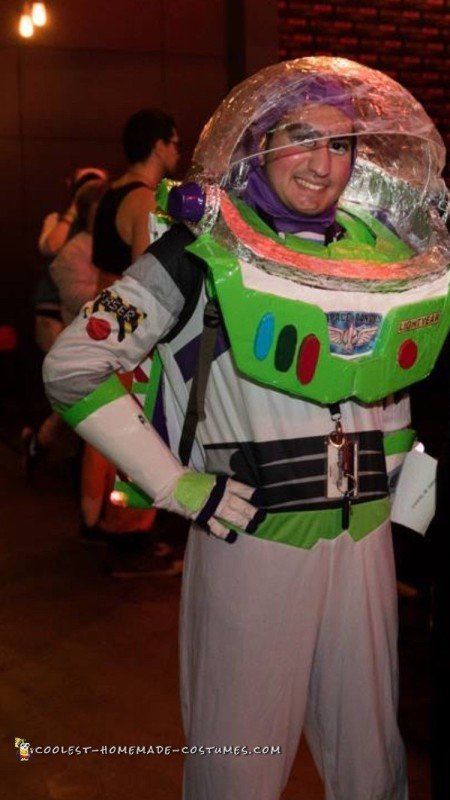 Buzz Costume, Disney Costumes Diy, Twin Costumes, Martha Stewart Halloween, Buzz Lightyear Costume, Woody Costume, Toy Story Costumes, Toy Story Buzz Lightyear, Slender Man