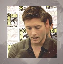 [GIF] Misha kisses Jensen on the neck... this is so cute... Jenmish Kiss, Jensen And Misha Gif, Jensen And Misha Kiss, Jensen Ackles And Misha Collins, Misha Jensen, Jensen Misha, Spn Fandom, Spn Cast, Supernatural Actors