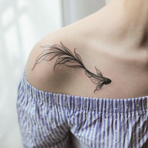 #fishtattoo #tattooideas #koifishtattoo #koifish #blacktattoo #tattooforwomen #pisces #zodiactattoo Clavicle Tattoo, Tattoos Pinterest, White Tattoos, Animals Tattoo, Pretty Fish, Pisces Tattoos, Koi Fish Tattoo, Fish Tattoo, Tatuaje A Color