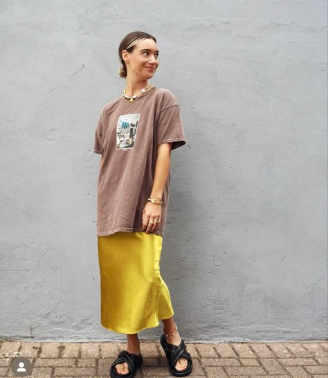 Silk Dress T Shirt Outfit, Grunge Indie Outfits, Oversized Tee Outfit, Office Outfits Women Casual, Outfit Inspiration Women, Office Outfits Women, New Rock, Tshirt Outfits, Sporty Outfits