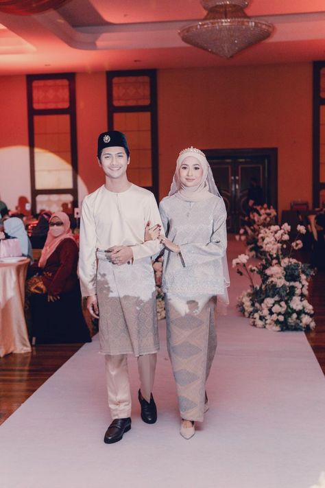 Malay Wedding Dress Songket, Wedding Dress Songket, Tunang Outfit, Songket Wedding Dress, Wedding Dress Muslimah, Songket Dress, Songket Wedding, Prewedding Poses, Adat Melayu