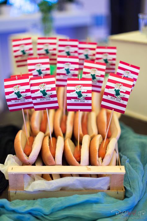 Peter Pan party food, hot dogs Peter Pan Dinner, Peter Pan Themed Food, Peter Pan Food Ideas, Peter Pan Food, Peter Pan Party Food, Peter Pan Birthday, Mermaid Pirate Party, Peter Pan Party, Tinkerbell Party