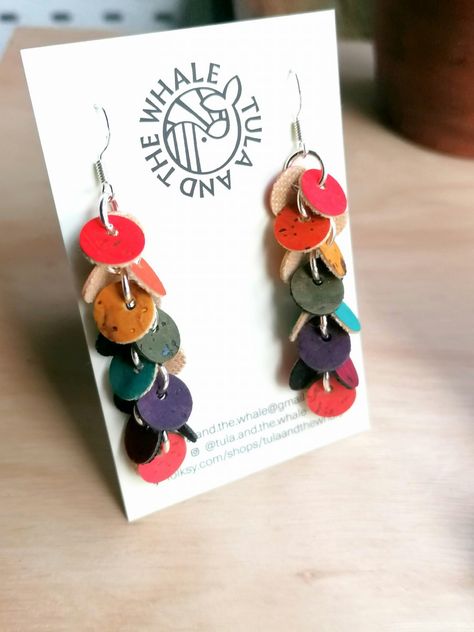 Fabric Earrings Design, Diy Long Earrings, Small Leather Earrings, Leather Jewellery Ideas, Diy Resin Mold Release, Leather Scrap Projects, Leather Earrings Ideas, Diy Wood Earrings, Leather Earrings Diy