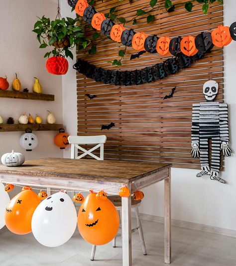 11 Indoor Halloween Decoration Ideas Kardashian Halloween, Pumpkin Table Decorations, Dekorasi Halloween, Table Halloween, Pumpkin Table Runner, Image Halloween, Decoration Restaurant, Labu Halloween, Halloween Table Runners