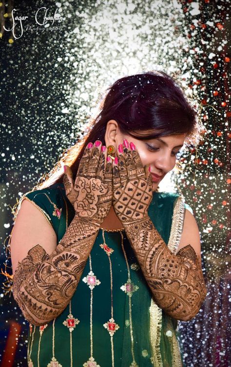 Bride mendhi Mehandi Dulhan Pose, Mehedi Poses Bride, Mehndi Girls Poss, Mehndi Poses For Bride Video, Mehandhi Poses, Mehndi Bride Poses, Bride Mehndi Poses, Mehndi Closeup, Mehandi Stills