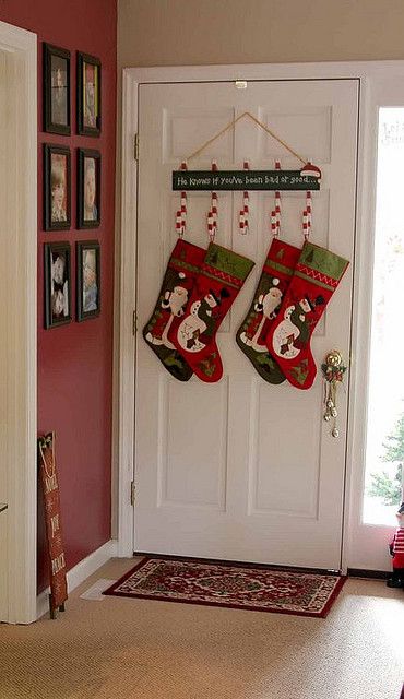 Christmas Stairs Decorations, Hanging Christmas Stockings, Christmas Stairs, Christmas Ideas Gifts, Wall Christmas Tree, Simple Birthday Decorations, Christmas Bathroom Decor, Christmas Bathroom, Indoor Christmas Decorations