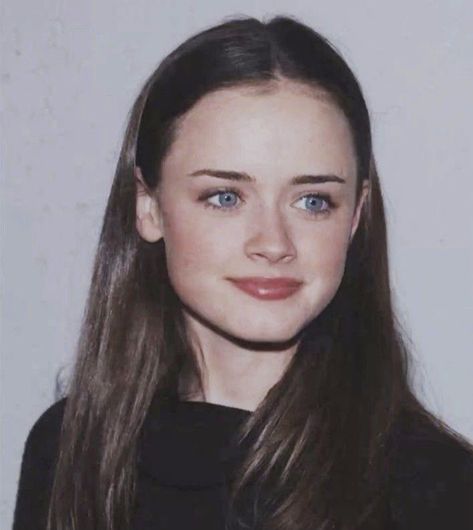 Rory Gilmore Hair, Rory Gilmore Style, Gilmore Girls Seasons, Alexis Bledel, Lorelai Gilmore, Girl Celebrities, Chuck Norris, Rory Gilmore, Girls Makeup