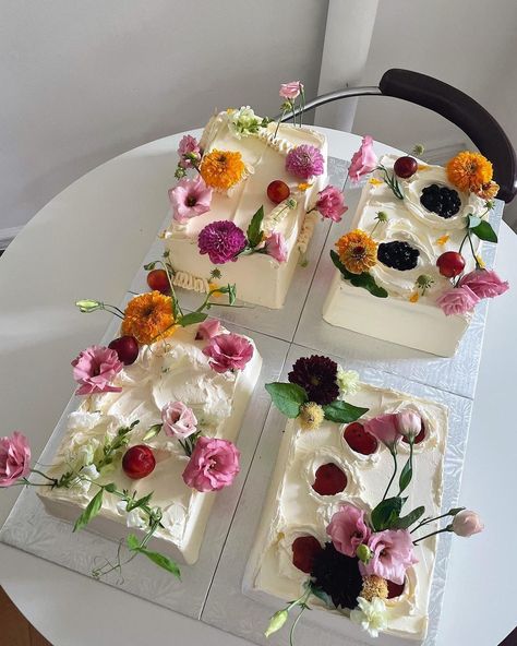 Rectangle Cakes, Cakes With Flowers, Wedding Sheet Cakes, Slab Cake, Land Design, Traditional Wedding Cakes, Berry Compote, Fresh Flower Cake, Pretty Birthday Cakes