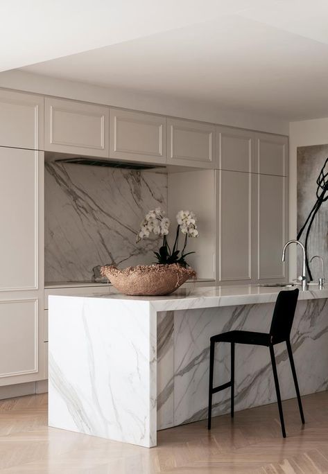 Marble Kitchen Island, Classic Kitchen Design, Interior Design Per La Casa, Minimalist Kitchen Design, Home Luxury, Classic Kitchens, Kitchen Room Design, Kitchen Inspiration Design, Kitchen Marble