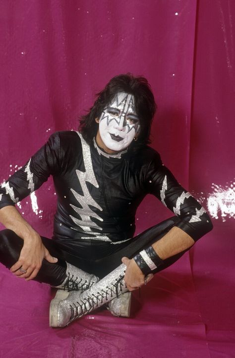 Ace Frehley- criss cross apple sauce Space Ace, Football 49ers, Vinnie Vincent, Kiss Members, Eric Carr, Peter Criss, Kiss Army, Kiss Pictures, Vintage Kiss