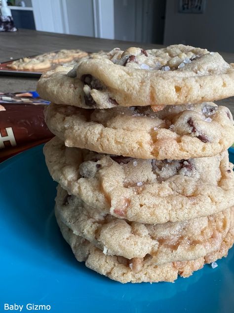 Sea Salt Toffee Cookies, Crumble Cookie Copycat Recipe Toffee, Crumbl Cookie Copycat Sea Salt Toffee, Sea Salt Toffee Cookies Crumbl, Crumbl Cookie Copycat Cooking With Karli, Crumbl Sea Salt Toffee Cookie, Crumble Sea Salt Toffee Cookie, Crumbl Cookie Copycat Hazelnut Sea Salt, Sea Salt Toffee