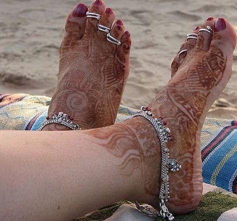 Antique Silver Anklet, Bridal Foot Jewelry, Leg Jewelry, Silver Anklets Designs, Toe Ring Designs, Anklets Indian, Bridal Anklet, Stylish Mehndi Designs, Beautiful Anklet