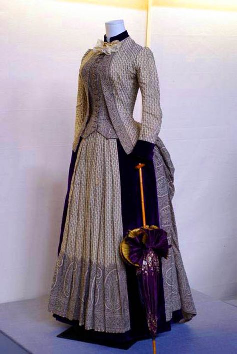 Dress, American, ca. 1885. Paisley wool print. Fashion History Museum, Ontario, via A Vintage Ramble Historical Costuming, 1880s Fashion, 1800s Fashion, Bustle Dress, Victorian Costume, 19th Century Fashion, Victorian Clothing, Antique Dress, Retro Mode