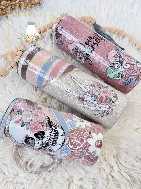 Trending Tumbler Ideas, Women Tumbler Cup Ideas, Girl Tumbler Cup Ideas, Mama Tumbler Ideas, Boujee Tumbler Cups, Vinyl Tumblers Ideas, Spring Tumblers, Tumbler Design Ideas, Girly Epoxy Tumbler