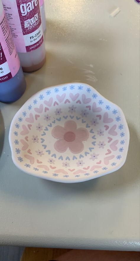 Painted Ceramic Serving Platter, Pottery Painting Dish Ideas, Sanrio Pottery Painting Ideas, East Pottery Painting Ideas, Cute Poterry Painting Ideas, Cute Clay Painting Ideas, Clay Dish Painting Ideas, Heart Bowl Pottery Painting, Pottery Painting Hearts