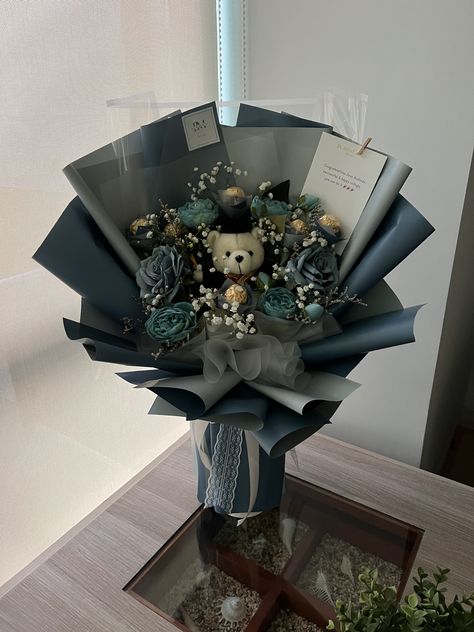 Unique Graduation Bouquet, Boys Graduation Bouquet, Guy Flower Bouquets, Graduation Flowers For Men, Graduation Bouquet Ideas For Boys, Flower Box For Men, Graduation Ramos For Guys, Boy Bouquet Ideas, Bouquet Of Flowers For Men