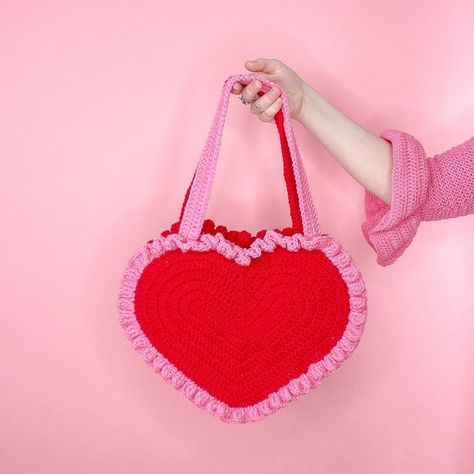 Heart Shaped Crochet, Crochet A Heart, Clothes Upcycling, Heart Purse, Handmade Tote Bag, Crochet Heart Pattern, Knitted Heart, Bag Pattern Free, Valentines Crochet