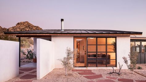 This Home in California’s High Desert Is How DIY Should Be Done  @almosthomefl #CA #DIY #oasis #modern #remodel #realestate #home Desert Kitchen Design, Modern Desert Home, Joshua Tree House, 29 Palms, Twentynine Palms, Arizona House, England Homes, Modern Desert, Desert Living