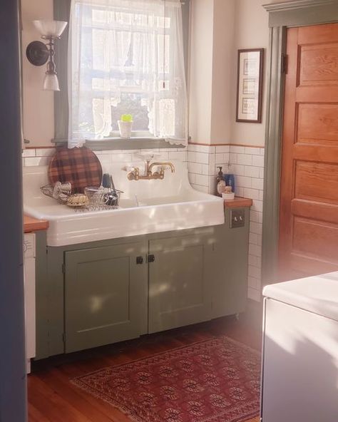 Jasper Farms on Instagram: "I love the morning light in the kitchen ☀️ @copper_pig_fine_woodworking #oldhome #oldhouse #antiquehome #antique #vintagehouse #antiquelighting #farmhousesink" Dresser Sink Kitchen, Antique Kitchen Sink, Basement Vibes, Dresser Sink, Light In The Kitchen, Vintage Farmhouse Sink, Kitchen Copper, Vintage Kitchens, Antique Kitchen