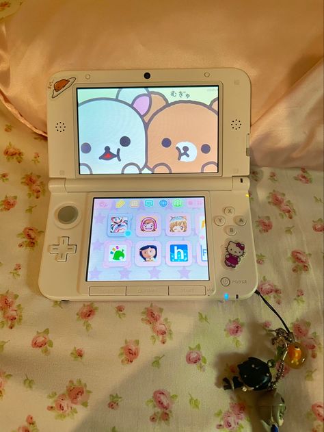 modded 3ds homescreen <3 3ds Mod, Modded 3ds Themes, Pink 3ds Aesthetic, Modded 3ds, 3ds Themes, Nintendo Accessories, Nintendo Decor, Nintendo 3ds Accessories, New Nintendo 3ds Xl Aesthetic