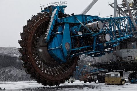 The biggest coal mine in the world has some enormous machinery for excavation. Mechanic Man, Mechanic Life, Mechanical Bull, Heavy Construction Equipment, Mechanical Mods, Mechanic Jobs, Construction Machines, Industrial Machine, Mining Equipment