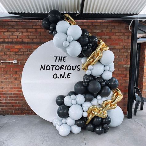 Bday Celebration Ideas, Bday Celebration Ideas At Home, 90s Hip Hop Party Decorations, Chain Balloons, 90s Hip Hop Party, Notorious One, 1st Birthday Boy Themes, Link Balloons, Small Birthday Parties