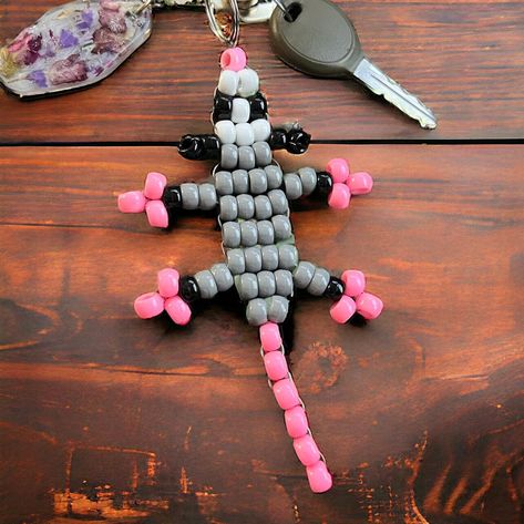 Easy Bead Crafts For Adults, Pony Bead Opossum, Tiny Bead Animals, Pony Bead Chicken, Pony Bead Possum, Animals Made Out Of Beads, Pony Bead Characters, Pony Bead Axolotl, Things To Make With Pony Beads