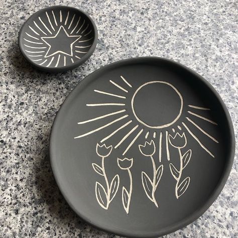 Kerry on Instagram: “So No.1 daughter saw some sgraffito on an insta post and wanted to try it. I made her a couple of little dishes and she scratched away 😊…” Sgraffito Designs Plates, Sgrafitto Patterns, Sgraffito Designs Easy, Sgraffito Designs Pattern, Sgrafitto Ceramics, Scraffito Designs Simple, Textured Plates, Sgraffito Ceramics, Sgraffito Designs