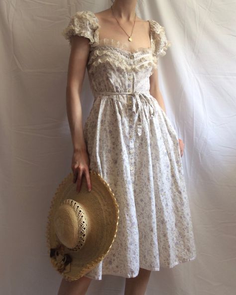 Vintage Gunne Sax dress – Archiverie Vintage Online Shop, Vintage Gunne Sax Dress, Aesthetic Picnic, White Short Sleeve Dress, Sax Dress, Gunne Sax Dress, Dress Aesthetic, Gunne Sax, Small Frame