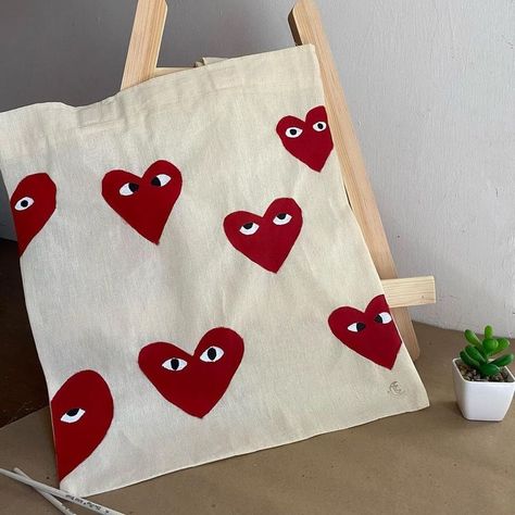 Tod Bag, Diy Tote Bag Design, Tote Bag Designs, Handpainted Tote Bags, Pretty Tote Bags, Canvas Bag Diy, Heart Aesthetic, Sac Diy, Fabric Painting On Clothes