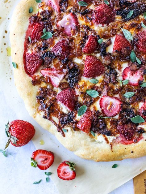 Strawberry Pizza with Bacon and Caramelized Onions Pizza With Bacon, Strawberry Pizza, Pizza Sugar Cookie, Fruit Pizza Sugar Cookie, Bacon Pizza, Pastas Recipes, Pizza Roll, Fruit Pizza Recipe, Chips Ahoy