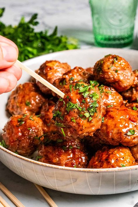 Turkey Meatballs - Sweet and Tangy Baked Turkey Meatballs! Carrots Dinner, Baked Turkey Meatballs, Turkey Meatballs Healthy, Healthy Meatballs, Turkey Meatballs Baked, Turkey Meatball, Turkey Glaze, Brown Sugar Glaze, Baked Turkey