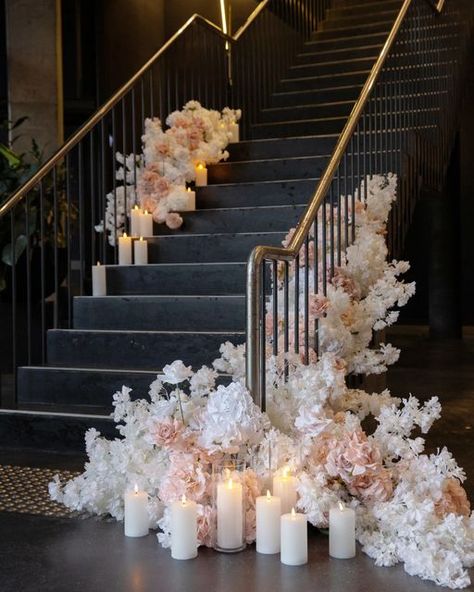 Wedding Stairs, Wedding Table Deco, Wedding Staircase, Elegant Wedding Themes, Indoor Wedding Receptions, Wedding Background Decoration, Wedding Backdrop Design, Staircase Decor, Stair Decor