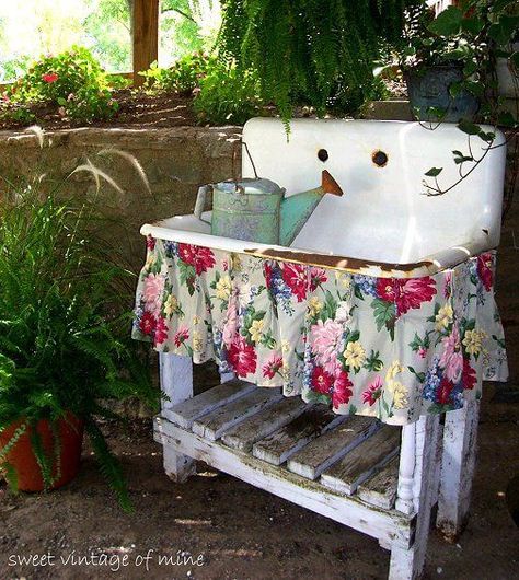 Beautiful Garden Landscaping Ideas From Old Bathroom Items - 164 Sink Planter Ideas, Backyard Fencing, Upcycled Garden, Vintage Sink, Cast Iron Sink, Floral Farmhouse, Diy Rustic Home, Garden Rustic, Small Ideas