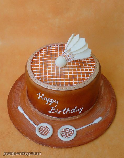 Badminton cake - For all your cake decorating supplies, please visit craftcompany.co.uk Badminton Cake Ideas, Badminton Cake, Shuttle Badminton, Sports Themed Cakes, Shirt Cake, Sport Cakes, Racquets, Badminton Racket, Cake Images