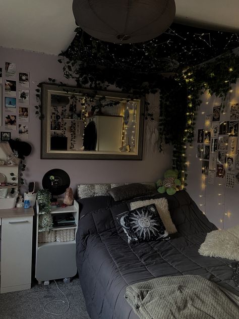 Dark Atheistic Bedroom, Aesthetic Room Ideas Black, Light Goth Room, Witchy Bedroom Ideas Bohemian, Dark Aesthetic Dorm Room Ideas, Dark Themed Bedroom Aesthetic, Nature Goth Aesthetic Room, Goth Bedrooms Ideas, Gothic Dorm Room Ideas