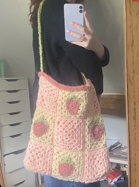 crochet inspo strawberry tote bag strawberry crochet granny square Granny Square Strawberry Bag, Crochet Granny Square Bag Aesthetic, Strawberry Square Crochet, Strawberry Tote Bag Crochet, Crochet Bag Strawberry, Pink Granny Square Bag, Sakura Granny Square, Tote Bag Crochet Granny Squares, Kawaii Granny Square