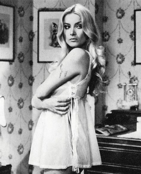 Latina Aesthetic Hair, Lux Lisbon, Barbara Bouchet, Latina Aesthetic, Lana Del Rey Ultraviolence, 60s Women, Miss Girl, Vintage Hollywood Glamour, Greta Gerwig