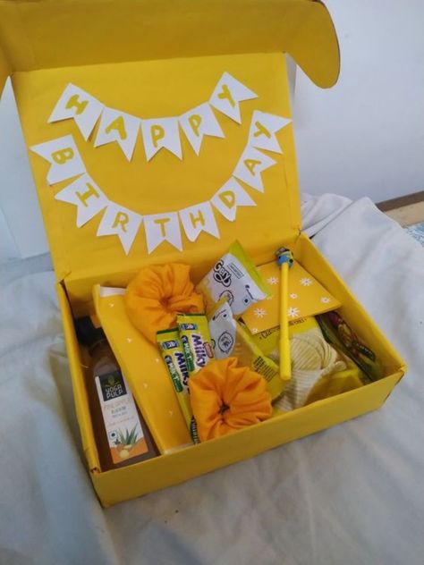 Box Full Of Sunshine Ideas, Sunshine Care Package, Bff Christmas Gifts, Bday Stuff, Care Package Ideas, Best Gift Baskets, Birthday Presents For Friends, Diy Projects Gifts, Bday Gifts