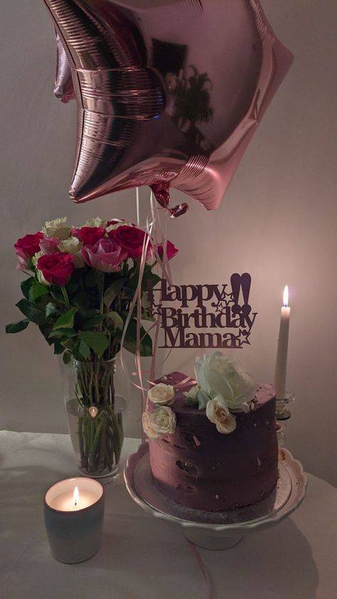 Mom Birthday Celebration Ideas, Mom’s Birthday Ideas, Aesthetic Birthday Gifts For Mom, Cake For Mothers Birthday Mom, Mom Birthday Aesthetic, Mom Birthday Decor, Moms Birthday Decoration Ideas, Mom Birthday Decoration Ideas, Mom Birthday Party Ideas