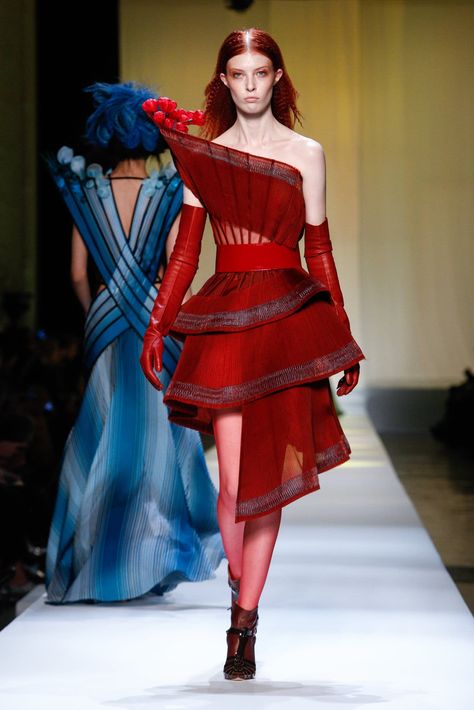 Jean Paul Gaultier Couture, Tshirt Ootd, Gaultier Couture, High Fashion Couture, Paul Gaultier Spring, Runway Fashion Couture, Geometric Fashion, Spring Couture, Fashion Illustration Dresses