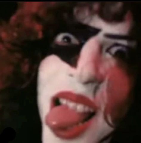 Paul Stanley 🤩 Band Christmas Photos, Paul Stanley Funny, Kiss Band Paul Stanley, Paul Stanley 70s, Rock Singer Aesthetic, Kiss Band Pfp, Paul Stanley 80s, Rock Poses, Kiss Band Funny